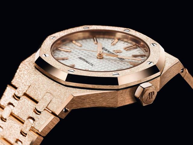 Replica Audemars Piguet Royal-Oak watches with golden cases can best present ladies' luxury character.