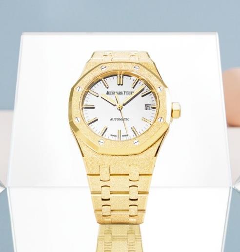 Golden fake watches are shining like diamonds.